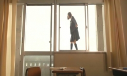 咲にそそのかされて教室の窓の外に立っている加奈