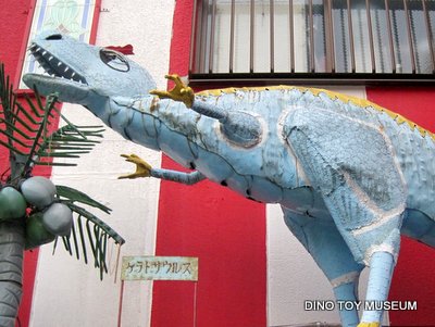 会津若松市の恐竜ビルの恐竜オブジェ