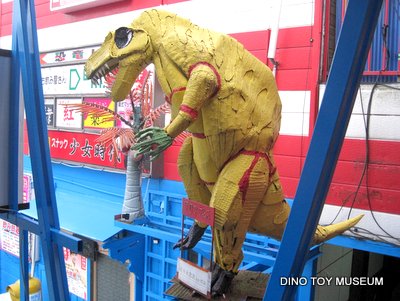 会津若松市の恐竜ビルの恐竜オブジェ