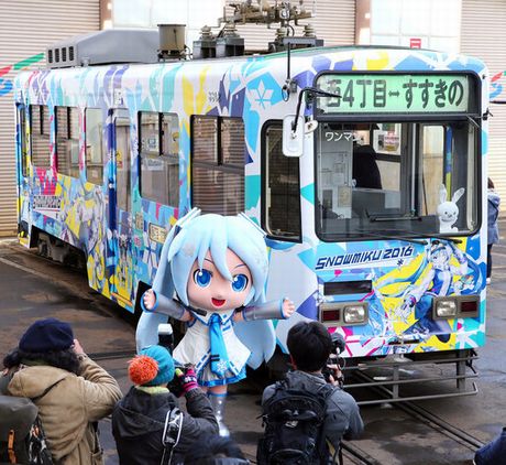 雪ミク、スポーツ姿もかわいい　札幌の市電きょう発車