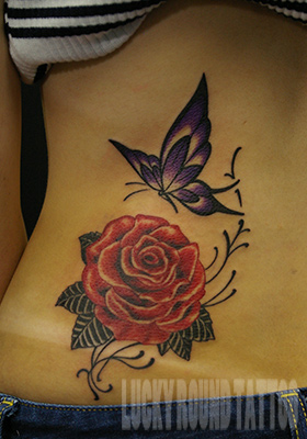 赤い薔薇と紫の蝶のタトゥー Lucky Round Tattoo