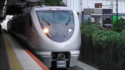新大阪駅18番のりばに入線し、発車する289系特急「こうのとり」福知山行